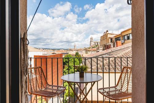 a balcony with a table and chairs and a view at Bravissimo Nou del Teatre, with panoramic views in Girona
