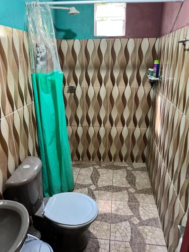 a bathroom with a toilet and a sink at Hostel Bamaica Algodoal - Espaço Curupira in Algodoal