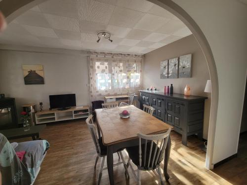 a living room with a table and a dining room at appartement leauma in Guillestre