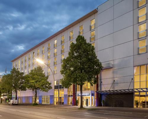 a building on a street with a street light at PLAZA INN Hamburg Horner Rennbahn in Hamburg