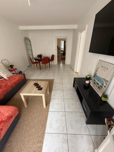 Cosy apartment in Nice with Balcony Parking