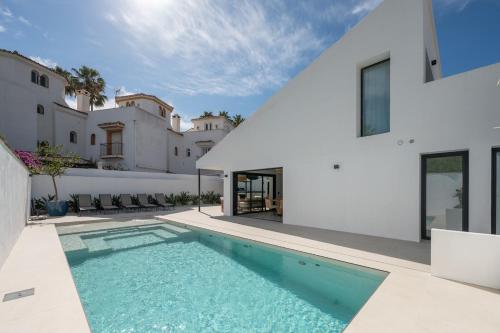 Golden Mile Villa 4 Ensuite BR Private pool