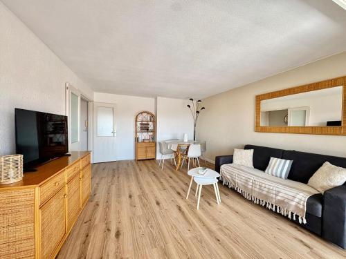 Appartement 1 chambre rénové climatisé, terrasse aperçu mer, garage, dernier étage, port et plage à pieds