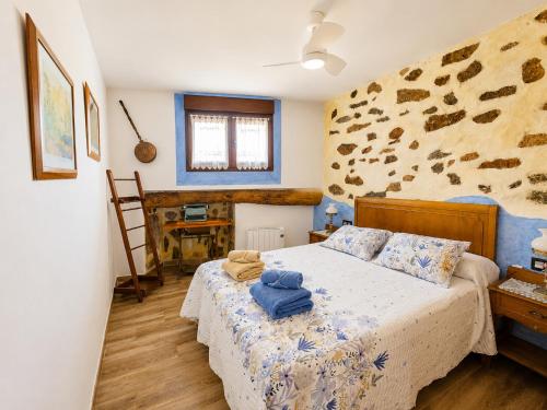 a bedroom with a bed in a room at El Triskel de Chumbea- Confort y naturaleza en la Sierra de Béjar in Navalmoral de Béjar