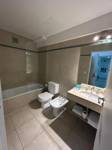 ein Badezimmer mit Toilette, Waschbecken und Badewanne in der Unterkunft Palermo Bridge in Buenos Aires