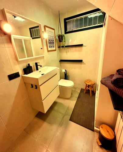 ein kleines Badezimmer mit Toilette und Waschbecken in der Unterkunft Lar Do Lago - Rooms in Negreira