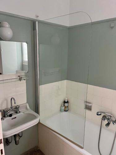 STUDIO MERAKI - Stylish Apartment with Balcony near Kipseli