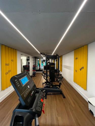 a gym with several treadmills and a treadmill at Uniclass Hotel Lapa in São Paulo