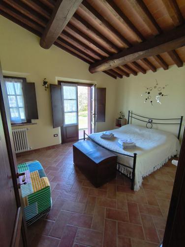 a bedroom with a large bed in a room at Il poggio più 'n giù in Volterra