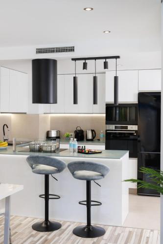 MARBELLA BANUS SUITES - Newly Renovated Premium 2BR-2BA Apartment - Steps to the Beach & El Corte Ing Luxury Shoop - Balcony with Pool Views - Prime Puerto Banús Location - Ideal for Families - Marina Banús IV Complex