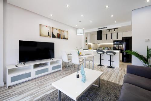 MARBELLA BANUS SUITES - Newly Renovated Premium 2BR-2BA Apartment - Steps to the Beach & El Corte Ing Luxury Shoop - Balcony with Pool Views - Prime Puerto Banús Location - Ideal for Families - Marina Banús IV Complex