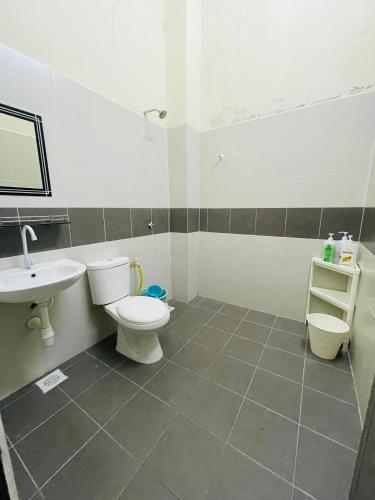 a bathroom with a toilet and a sink at D Azlin Homestay in Kuala Kangsar
