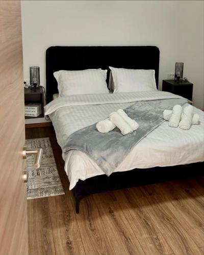 a large bed with two white towels on it at Kuća za odmor Terra Marta in Đakovo