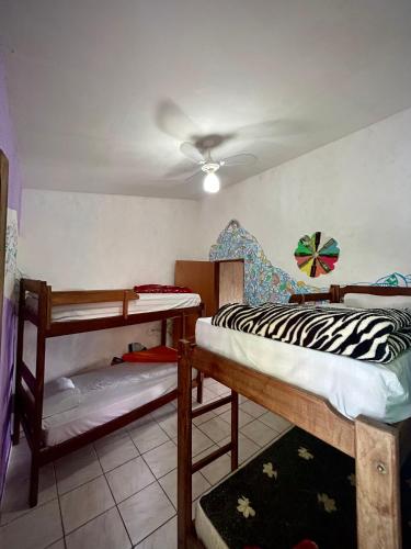 a room with two bunk beds and a ceiling at Jahospedaria & Ecoturismo in Lençóis