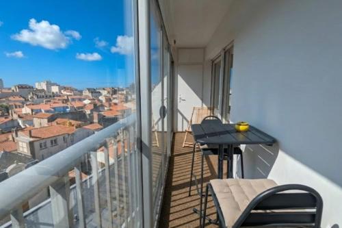 Loving cocoon with furnished balcony