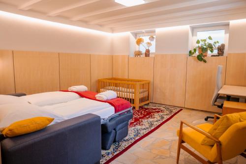a bedroom with two beds and a desk and a chair at NaturQuartier am Stadtrand von Nürnberg in Stein