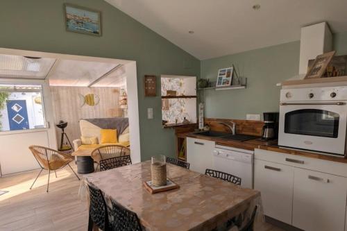 Vacation house between port and beach with garage