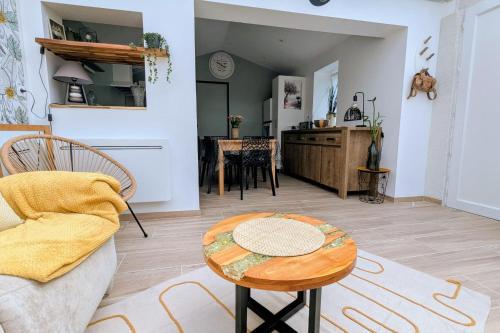 Vacation house between port and beach with garage