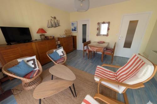 42m overlooking the pine forest and near the sea