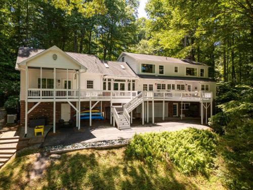 an aerial view of a large white house at Bella Di Lago in Wilkesboro