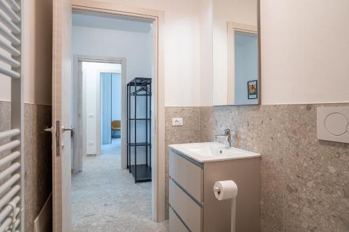 a bathroom with a sink and a mirror at Venti del Garda in Montinelle