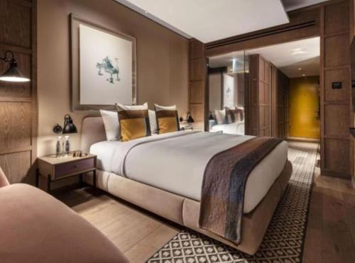 ein Schlafzimmer mit einem großen Bett in einem Zimmer in der Unterkunft Hotel Seven Inn Pride Near IGI Delhi Airport in Neu-Delhi