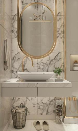 ein Badezimmer mit Waschbecken und Spiegel in der Unterkunft Hotel Seven Inn Pride Near IGI Delhi Airport in Neu-Delhi