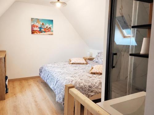 a bedroom with a bed and a painting on the wall at Le Duplex Port & Plage in Dieppe