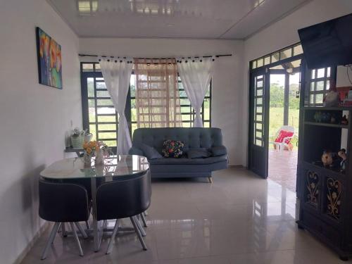 a living room with a table and a couch at Casa Campestre El Cairo in Villavicencio