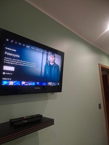a flat screen tv hanging on a wall at K&H Tarnów Centrum in Tarnów