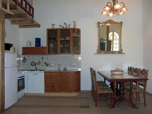 a kitchen with a table and a mirror at Terreno Ro-Bi-Li Ferienwohnung in Cutrofiano