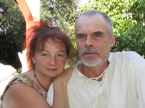 een man en een vrouw die poseren voor een foto bij Terreno Ro-Bi-Li Ferienwohnung in Cutrofiano