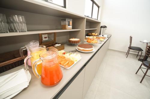 ein Buffet mit Speisen und Getränken in der Unterkunft Hotel Pandolfi in Dois Vizinhos