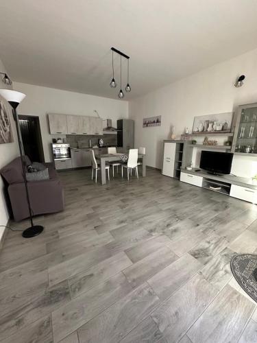 a large living room with a table and a kitchen at Casa Inyco in Menfi