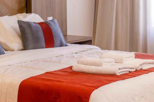 Llit o llits en una habitació de Continental Inn