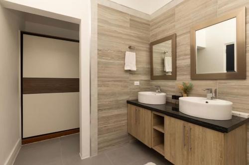 a bathroom with two sinks and a mirror at Luxury Bliss in Runaway Bay