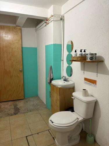 a bathroom with a toilet and a sink at Hostel Casa Maguey in Oaxaca City
