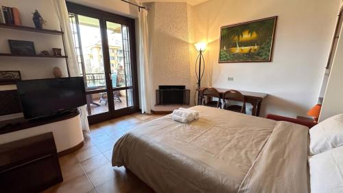 a bedroom with a bed and a flat screen tv at [10 minuti dall'aeroporto] Linate Studio Flat in Peschiera Borromeo