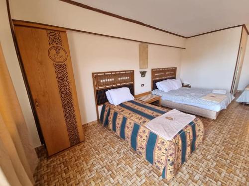 ein Zimmer mit zwei Betten in einem Zimmer in der Unterkunft Ciao Hotel in Nuweiba