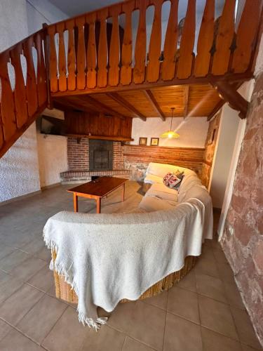 a bedroom with a bed and a table in a room at La Domanda Hostería in Villa Berna