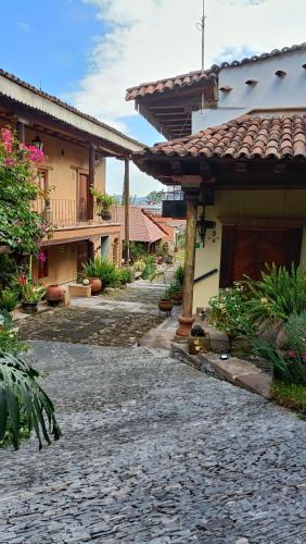a cobblestone street in front of a house at Hotel Casa Cleo de Pátzcuaro in Pátzcuaro