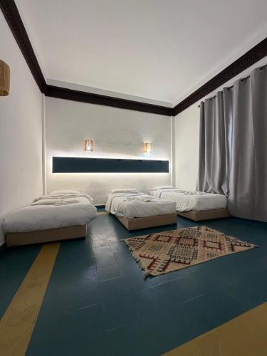 Llit o llits en una habitació de cozy room with swimming pool