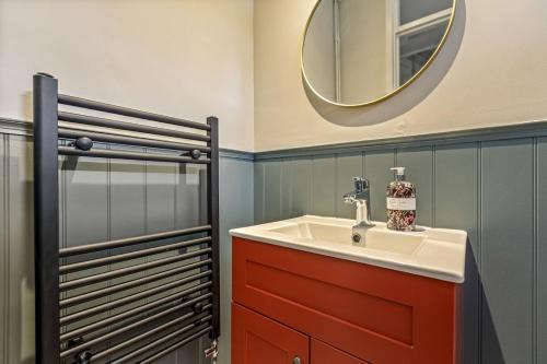 a bathroom with a sink and a mirror at Smart TV, Nespresso machine, Self Check-In in Potter Street