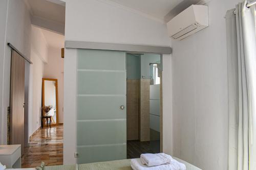 a bathroom with a shower with a glass door at Casa Dos Amigos in Budens