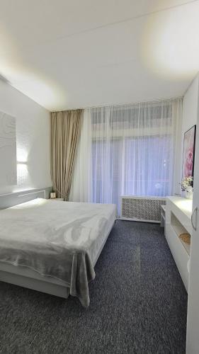 a bedroom with a large bed and a window at Ferienwohnung Kamerer in Bad Harzburg
