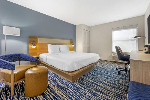 a hotel room with a bed and a desk at Best Western St. Louis Fairview Heights in Fairview Heights