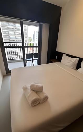 a hotel room with a bed with a towel on it at Studio 810 | Completo e Novo | SP Expo e Congonhas in São Paulo