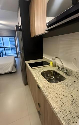 a kitchen with a sink and a refrigerator at Studio 809 | Luxo e Novo | SP Expo, metrô e Itaú in São Paulo