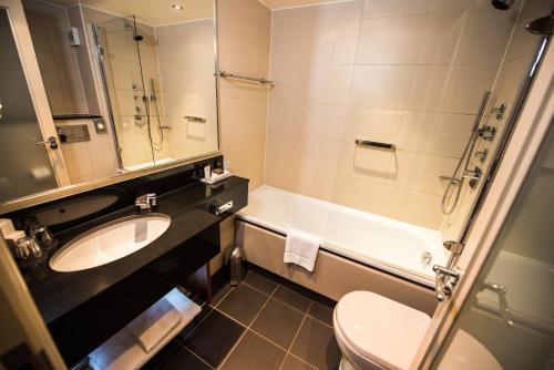 Bilik mandi di The Bristol Hotel
