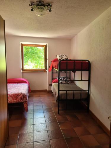 a bedroom with two bunk beds and a window at Chalet Silence - Grand Haury in Auri Grande